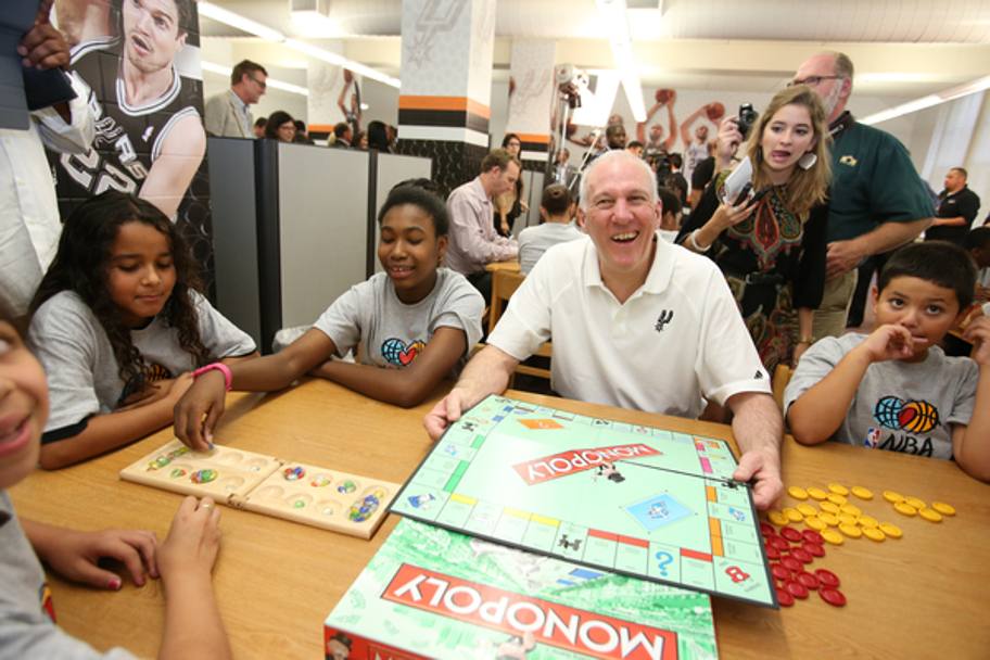 Impegnato in una partita a Monopoli in una scuola di San Antonio